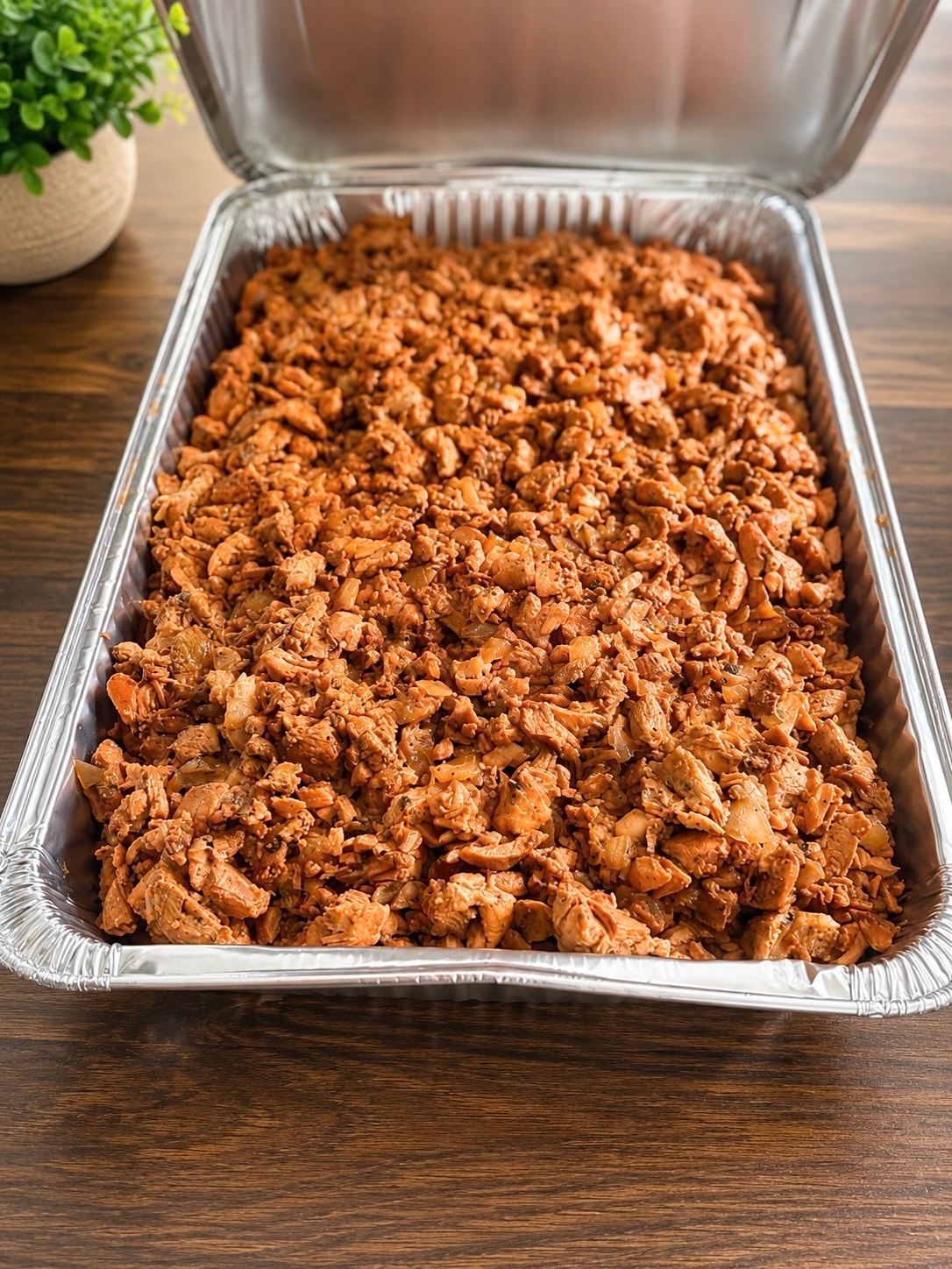 Seasoned grilled chicken catering tray